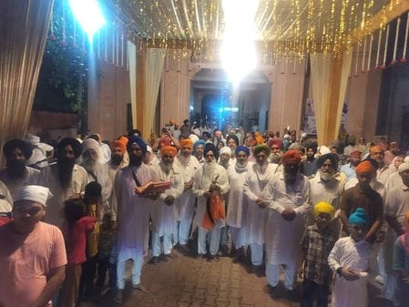 13जेएनडी04: गुरु तेग बहादुर साहिब गुरुद्वारा में पहुंची नगर कीर्तन यात्रा। स्रोत : कमेटी 13जेएनडी04: गुरु तेग बहादुर साहिब गुरुद्वारा में पहुंची नगर कीर्तन यात्रा। स्रोत : कमेटी