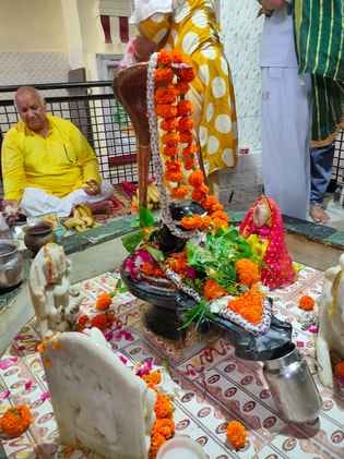 14जेएनडी15-महाभारत कालीन जयंती देवी मंदिर में सावन के पहले सोमवार पर पूजा करते हुए श्रद्धालु। स 14जेएनडी15-महाभारत कालीन जयंती देवी मंदिर में सावन के पहले सोमवार पर पूजा करते हुए श्रद्धालु। स