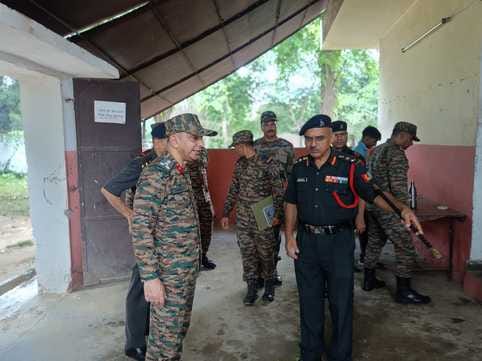 भोजनालय की जांच के लिए पहुंचे ब्रिगेडियर
