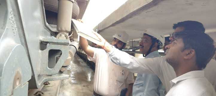 चारबाग स्टेशन पर कोचिंग कॉम्प्लेक्स का निरीक्षण करते डीआरएम