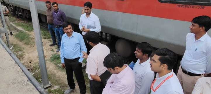 चारबाग स्टेशन पर कोचिंग कॉम्प्लेक्स का निरीक्षण करते डीआरएम