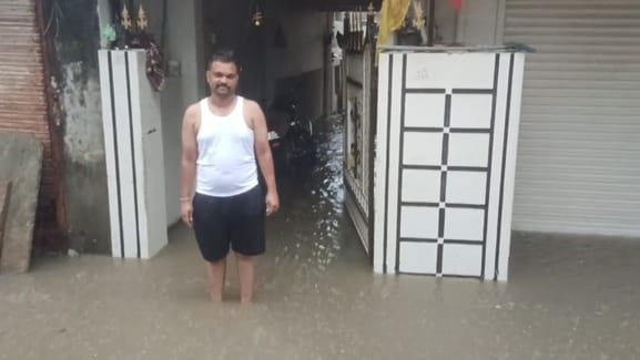 चित्तौड़गढ़ जिले के रावतभाटा में तेज बरसात से घरों में घुसा पानी एवं शव की तलाश के लिए जाती टीम