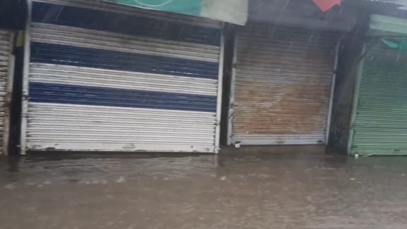 चित्तौड़गढ़ जिले के रावतभाटा में तेज बरसात से घरों में घुसा पानी एवं शव की तलाश के लिए जाती टीम