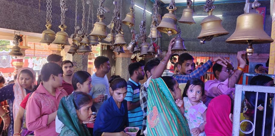 छोटी काशी के लिए लखीमपुर की गोला रोड हाईवे से गुजरता कावंड़ियों का जत्था। संवाद छोटी काशी के लिए लखीमपुर की गोला रोड हाईवे से गुजरता कावंड़ियों का जत्था। संवाद