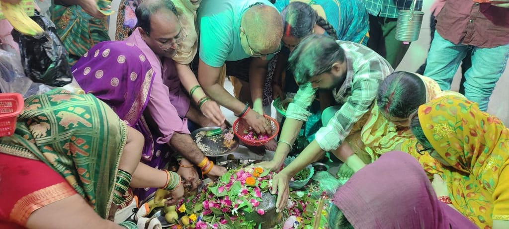 छोटी काशी के लिए लखीमपुर की गोला रोड हाईवे से गुजरता कावंड़ियों का जत्था। संवाद छोटी काशी के लिए लखीमपुर की गोला रोड हाईवे से गुजरता कावंड़ियों का जत्था। संवाद