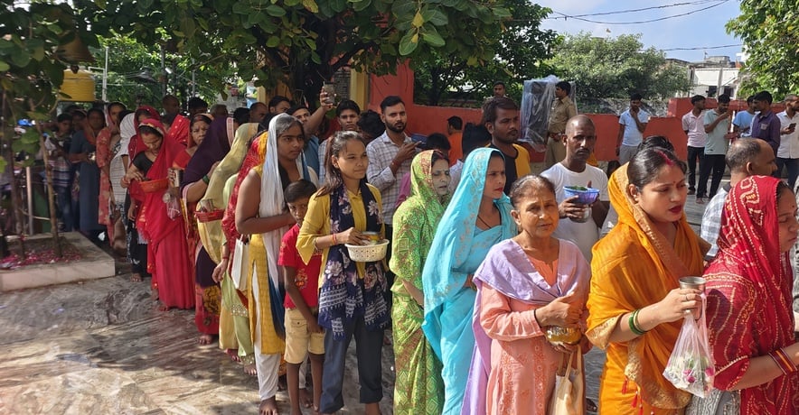 छोटी काशी के लिए लखीमपुर की गोला रोड हाईवे से गुजरता कावंड़ियों का जत्था। संवाद छोटी काशी के लिए लखीमपुर की गोला रोड हाईवे से गुजरता कावंड़ियों का जत्था। संवाद