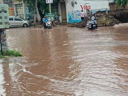 फोटो संख्य:80- कनीना में बारिश के बाद जलभराव के बीच से गुजराता वाहन--संवाद फोटो संख्य:80- कनीना में बारिश के बाद जलभराव के बीच से गुजराता वाहन--संवाद