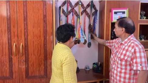 कुरुक्षेत्र। मेडल दिखाती डॉ. बिमला गौरी। संवाद