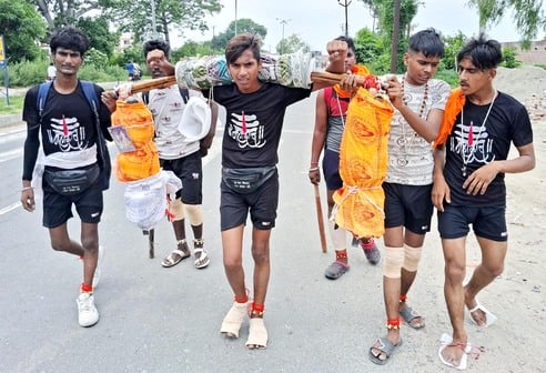 कांवड़ में 51 लीटर जल लेकर निकले कांवड़िये। संवाद कांवड़ में 51 लीटर जल लेकर निकले कांवड़िये। संवाद