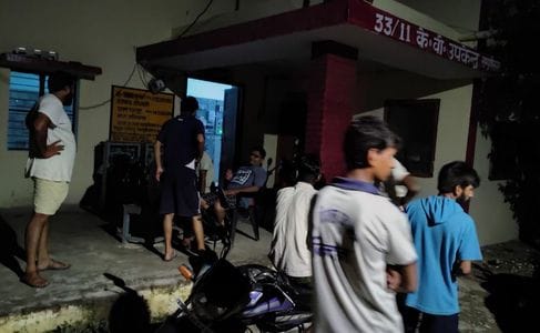 खराब बिजली व्यवस्थाओं को लेकर प्रदर्शन करते ग्रामीण। स्रोत ग्रामीण खराब बिजली व्यवस्थाओं को लेकर प्रदर्शन करते ग्रामीण। स्रोत ग्रामीण