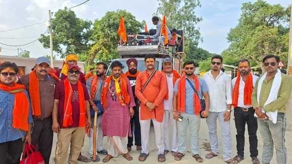 मोटरसाईकिल से कछला घाट के लिए रवाना होते बिलगांव के श्रद्धालु। संवाद मोटरसाईकिल से कछला घाट के लिए रवाना होते बिलगांव के श्रद्धालु। संवाद