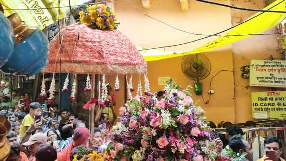 नगर भृमण के लिए निकले ज्योतिर्लिंग भगवान ओंकार जी एवं ममलेश्वर जी नगर भृमण के लिए निकले ज्योतिर्लिंग भगवान ओंकार जी एवं ममलेश्वर जी