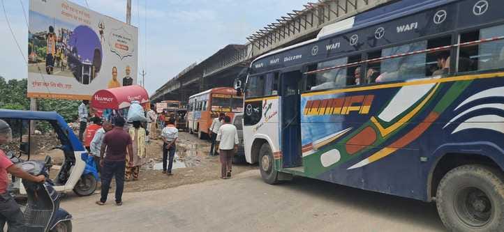 नौगवां चौराहे पर ईदगाह रेलवे क्रासिंग जाने वाले मार्ग पर खड़ी अनुबंधित बस। संवाद