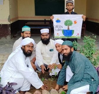 पौधरोपण करते संस्था के लोग।स्रोत-स्वयं पौधरोपण करते संस्था के लोग।स्रोत-स्वयं