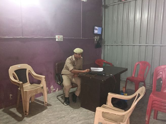 राजघाट चौराहे पर कांवड़ यात्रा के मद्देनजर लगाए  गए बैरियर। संवाद