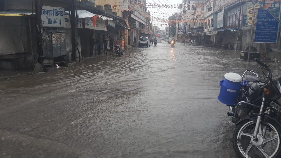 राजसमंद में मूसलाधार बारिश,दो कारे पानी में बही