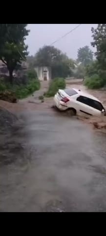 राजसमंद में मूसलाधार बारिश,दो कारे पानी में बही