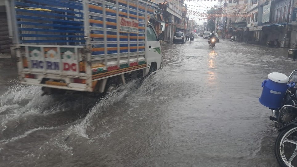राजसमंद में मूसलाधार बारिश,दो कारे पानी में बही