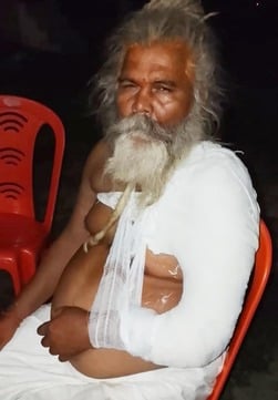 उझानी में अढौली फाटक के पास जाम में फंसे वाहन के पास से निकलते राहगीर। संवाद