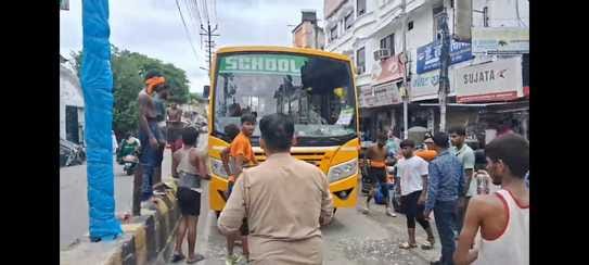 बेगमपुल के पास केंट अस्पताल के सामने स्कूल बस में तोड़फोड़ करते कांवड़िए बेगमपुल के पास केंट अस्पताल के सामने स्कूल बस में तोड़फोड़ करते कांवड़िए