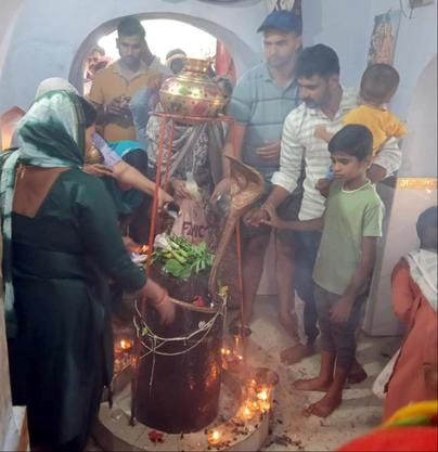 बिजनौर में कुटिया कालोनी के प्राचीन शिव मंदिर पर जलाभिषेक के लिए लाइन में लगे श्रद्घालु। संव