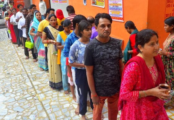 बिरूआबाड़ी मंदिर में भोलेनाथ का जलाभिषेक करते शिव भक्त। संवाद
