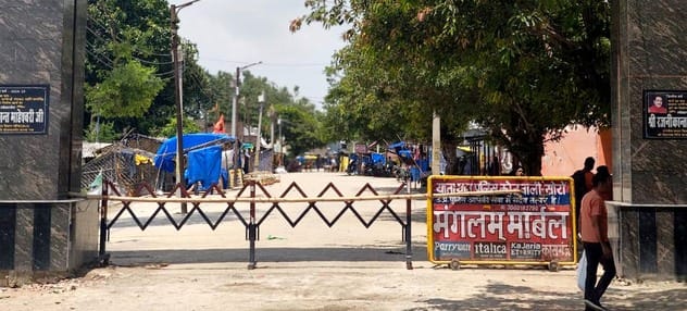 बदायूं में एडीएम प्रशासन को ज्ञापन देते कछला घाट के दुकानदार। संवाद
