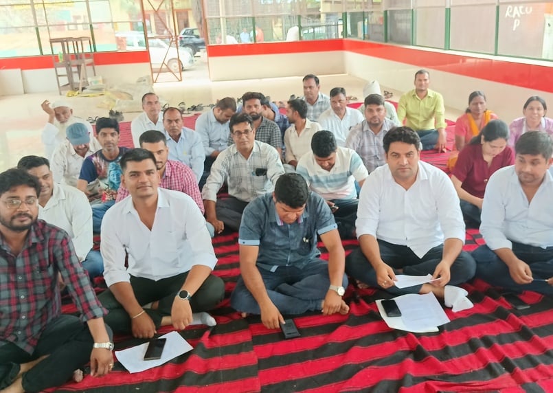 चांदपुर तहसील परिसर में हापुड़ में लेखपाल के साथ घटित घटना के विरोध में सांकेतिक धरने पर प्रदर्