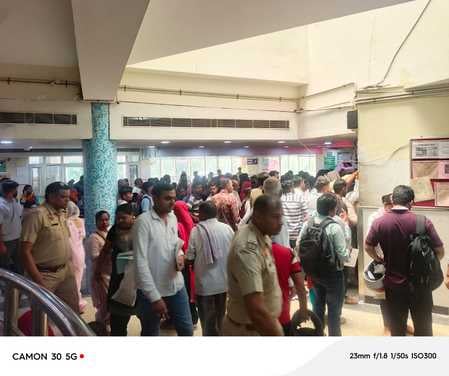 फिजिशियन कक्ष के बाहर फर्श पर सोता मरीज। संवाद