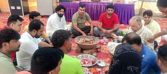 गोहाना रोड पर गोरखपुर पार्क में हनुमान कॉलोनी की ओर से लगाए गए कांवड़ शिविर में कांवड़ लेकर गोहाना रोड पर गोरखपुर पार्क में हनुमान कॉलोनी की ओर से लगाए गए कांवड़ शिविर में कांवड़ लेकर