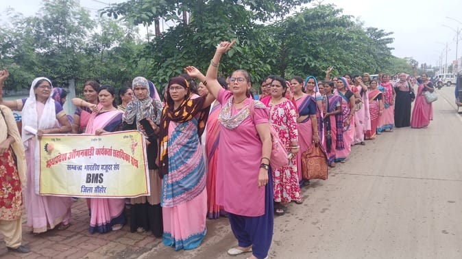 गीता भवन में दिया धरना, नारेबाजी करते हुए निकाली आधा किलोमीटर लम्बी विरोध रैली