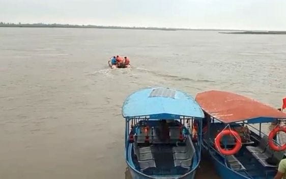 कछला घाट पर गमगीन बैठे गंगा में लापता युवक के साथी। संवाद कछला घाट पर गमगीन बैठे गंगा में लापता युवक के साथी। संवाद