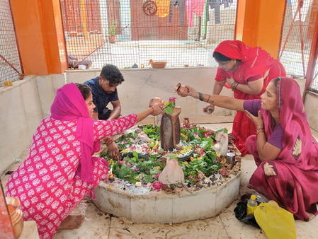 कांट में कांवड़ यात्रा लेकर जाते युवा। स्रोत: जागरुक पाठक कांट में कांवड़ यात्रा लेकर जाते युवा। स्रोत: जागरुक पाठक
