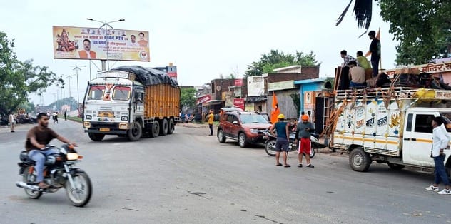 कांवड़ यात्रा में शामिल बाइक सवार शिवभक्तों की टोली। संवाद