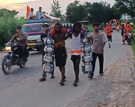 नजीबाबाद क्षेत्र से कांवड लेेकर निकलते शिवभक्त। संवाद नजीबाबाद क्षेत्र से कांवड लेेकर निकलते शिवभक्त। संवाद