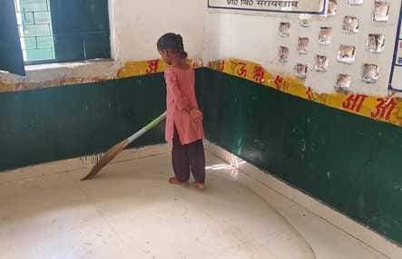 नल पर बर्तन साफ करती छात्राएं एवं कूडा डालने जाता छात्र नल पर बर्तन साफ करती छात्राएं एवं कूडा डालने जाता छात्र
