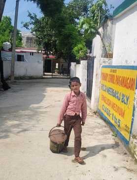 नल पर बर्तन साफ करती छात्राएं एवं कूडा डालने जाता छात्र नल पर बर्तन साफ करती छात्राएं एवं कूडा डालने जाता छात्र