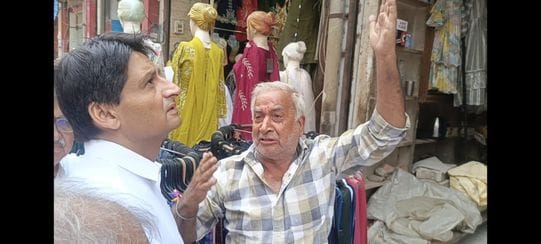 रोहतक के सांसद दीपेंद्र सिंह हुड्डा  को बाजार में हुई तोड़फोड़ के बारे में बताती महिला दुकानदार