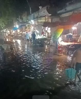 रोहतक में बारिश के दौरान अपने गंतव्य की ओर जाते दोपहिया महिला वाहन चालक। संवाद