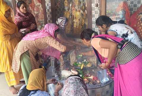 सावन के पहले सोमवार को शिवालयों में भक्तों ने किया जलाभिषेक।