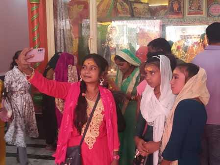 शहर के गौरी शंकर मंदिर में लगी श्रद्धालुओं की लाइन। संवाद शहर के गौरी शंकर मंदिर में लगी श्रद्धालुओं की लाइन। संवाद