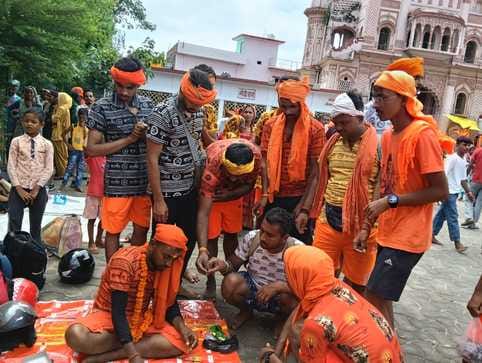 शहर के गौरी शंकर मंदिर में लगी श्रद्धालुओं की लाइन। संवाद शहर के गौरी शंकर मंदिर में लगी श्रद्धालुओं की लाइन। संवाद