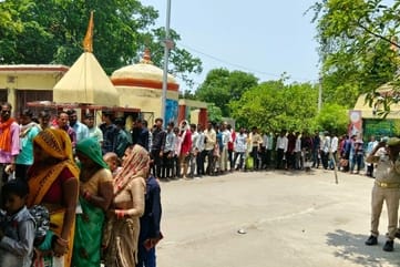 शहर के गौरी शंकर मंदिर में लगी श्रद्धालुओं की लाइन। संवाद शहर के गौरी शंकर मंदिर में लगी श्रद्धालुओं की लाइन। संवाद