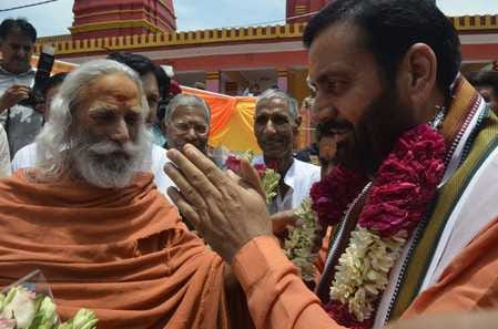 श्री शुकदेव आश्रम की गौशाला में गाय को गुड़ खिलाते हरियाणा सीएम। संवाद श्री शुकदेव आश्रम की गौशाला में गाय को गुड़ खिलाते हरियाणा सीएम। संवाद