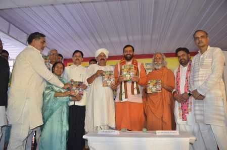 श्री शुकदेव आश्रम की गौशाला में गाय को गुड़ खिलाते हरियाणा सीएम। संवाद श्री शुकदेव आश्रम की गौशाला में गाय को गुड़ खिलाते हरियाणा सीएम। संवाद