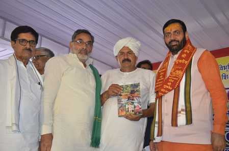 श्री शुकदेव आश्रम की गौशाला में गाय को गुड़ खिलाते हरियाणा सीएम। संवाद श्री शुकदेव आश्रम की गौशाला में गाय को गुड़ खिलाते हरियाणा सीएम। संवाद