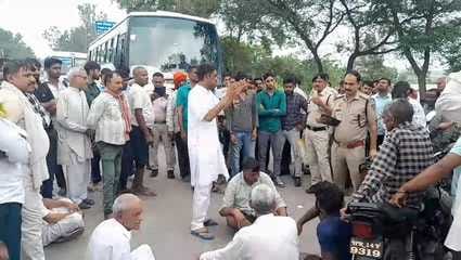 15jjrp21- मारौत गांव के ग्रामीण सड़क का अधिकारियों का मुआयना करवाते हुए। स्रोत-ग्रामीण 15jjrp21- मारौत गांव के ग्रामीण सड़क का अधिकारियों का मुआयना करवाते हुए। स्रोत-ग्रामीण