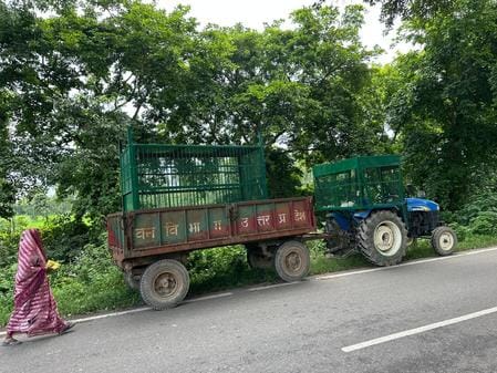 बाघ की चहलकदमी देखे जाने के बाद हाईवे पर निगरानी करते वन विभाग की टीमें। संवाद