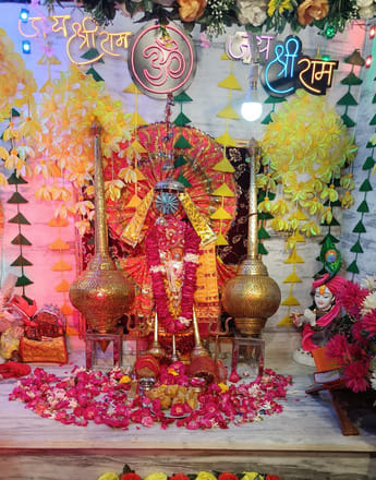 बिल्सी के कुटी मंदिर में महाकाल का शृंगार कर पूजा करते भक्त। संवाद बिल्सी के कुटी मंदिर में महाकाल का शृंगार कर पूजा करते भक्त। संवाद
