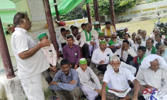 बिल्सी तहसील में धरना देते भाकियू के पदाधिकारी। संवाद